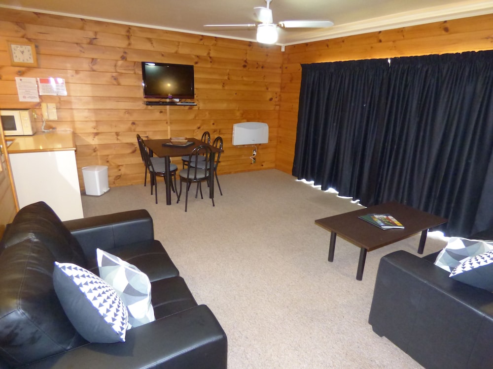 CEDARWOOD LAKESIDE MOTEL AND CONFERENCE VENUE 63/75