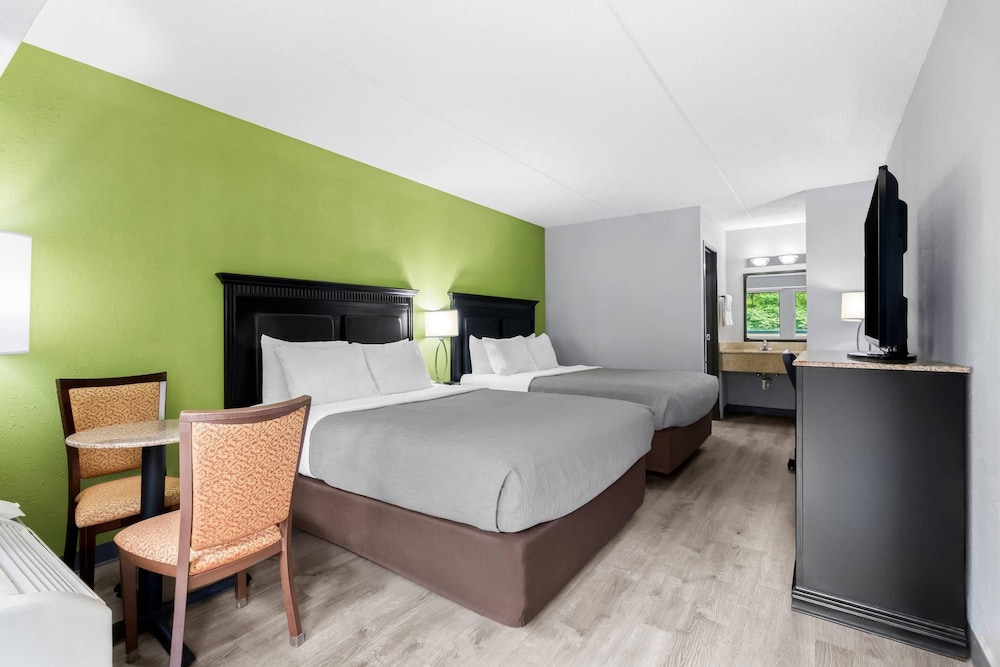 Quality Inn & Suites Gibsonia - Pittsburgh North PA 26/68