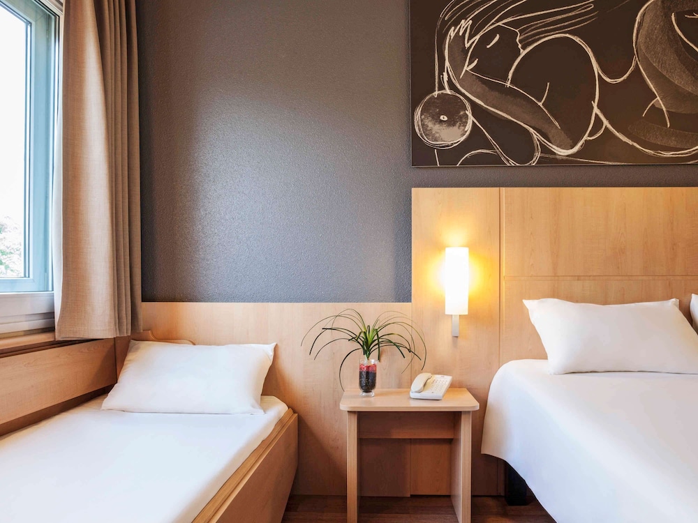 IBIS BARCELONA CORNELLA 15/36
