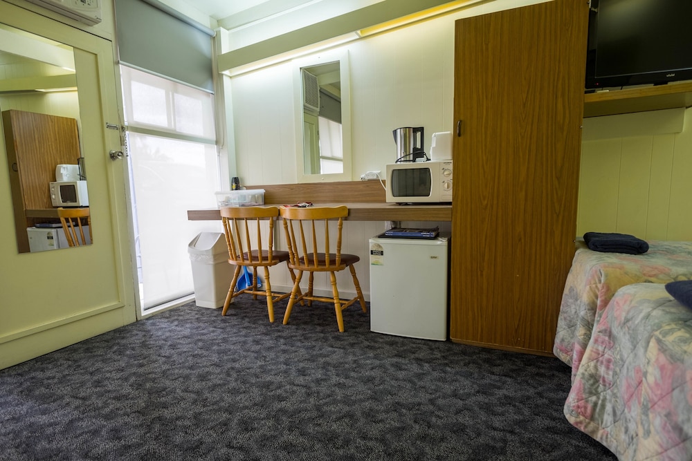 Pioneer Station Motor Inn 7/57