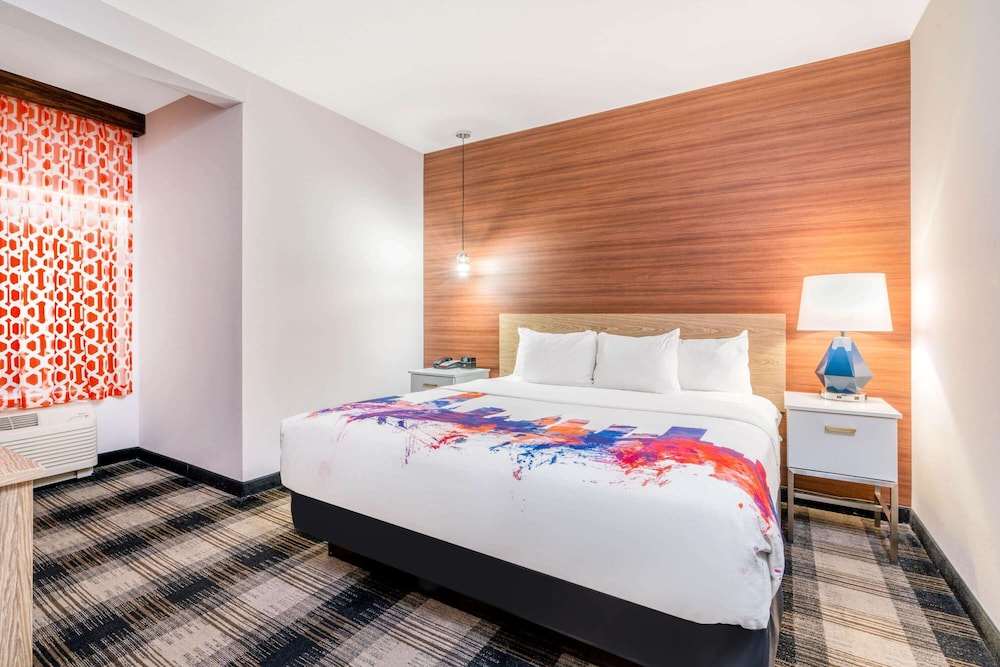 1 BEDROOM, SUITE, KING BED