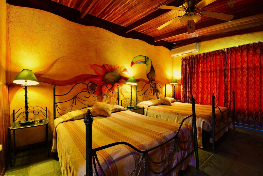 2 Bedrooms, Cottage, Villa, 1 King and 2 Queen Beds, Queen Bed, Lake View