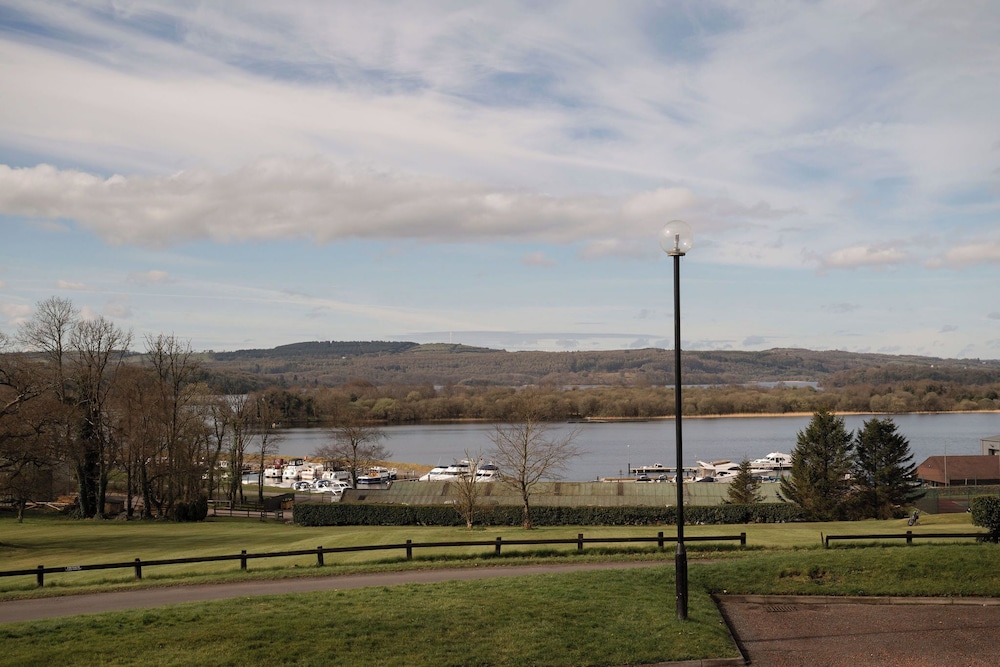 MANOR HOUSE COUNTRY HOTEL 50/56