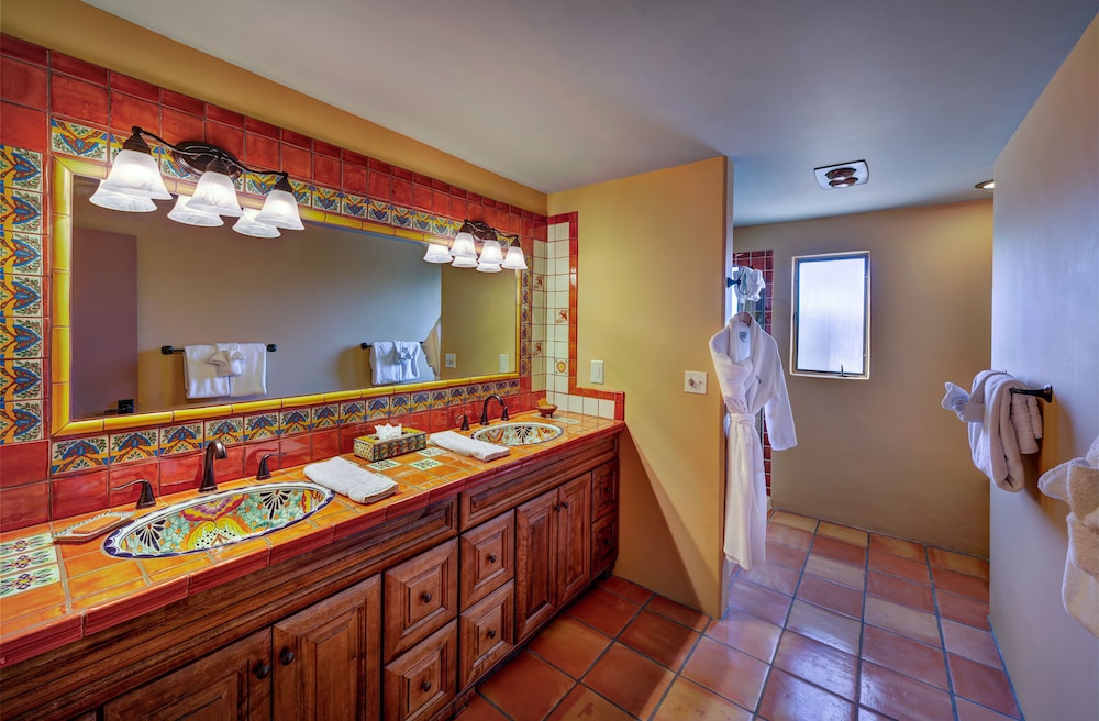 Hacienda Del Sol Ranch Resort 76/79