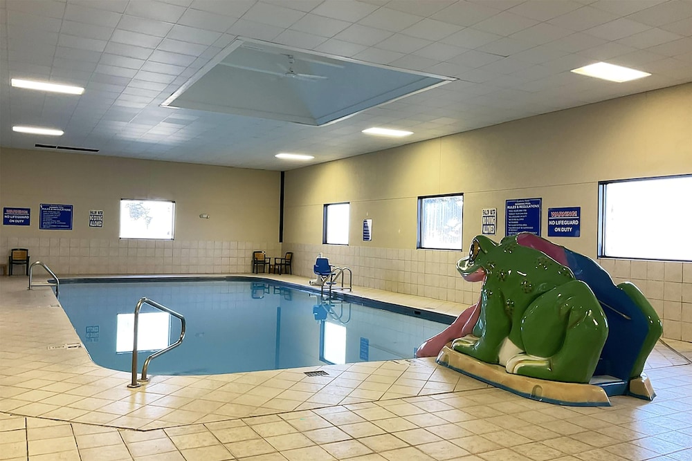 AmericInn by Wyndham Watertown 16/50