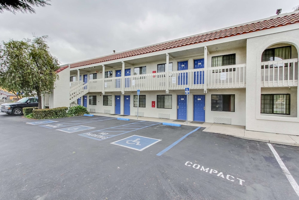 Motel6 Salinas, CA - North Monterey Area 8/41