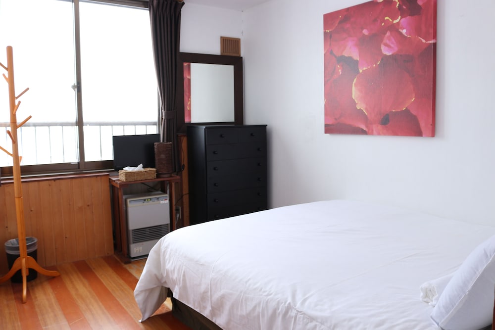 ROOM, QUEEN BED