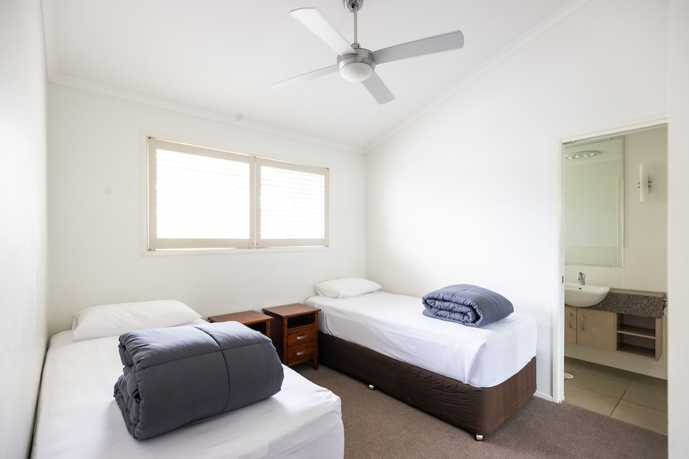 2 Bedrooms, Family, Cabin, 1 Queen and 1 Single Bed