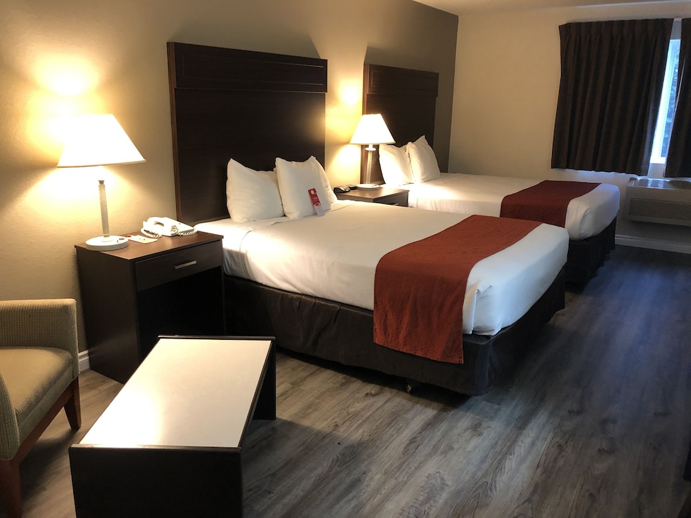Econo Lodge Washington Harbor 17/30