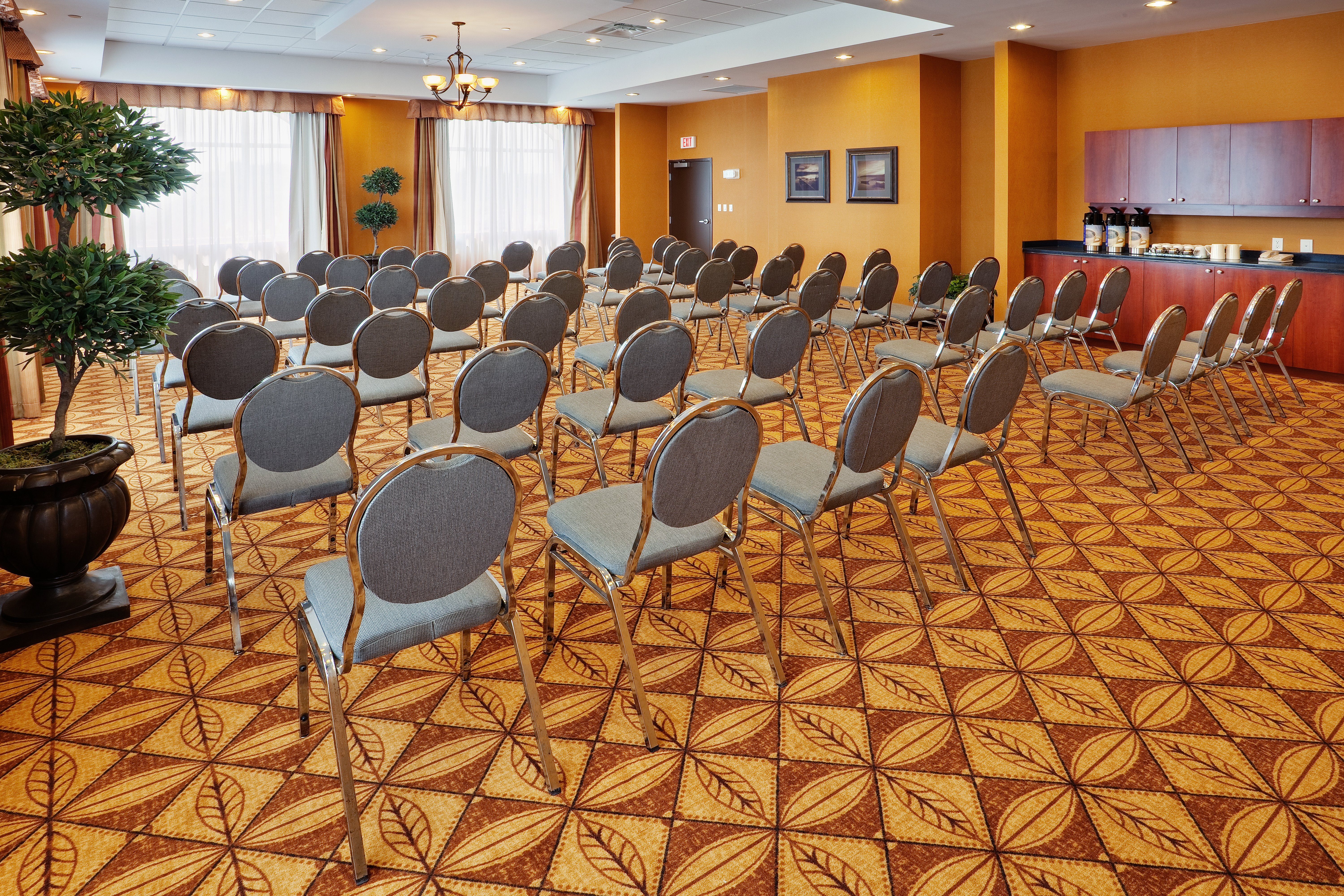 Holiday Inn Express Hotel Suites Clarington Bowmanville 60/70