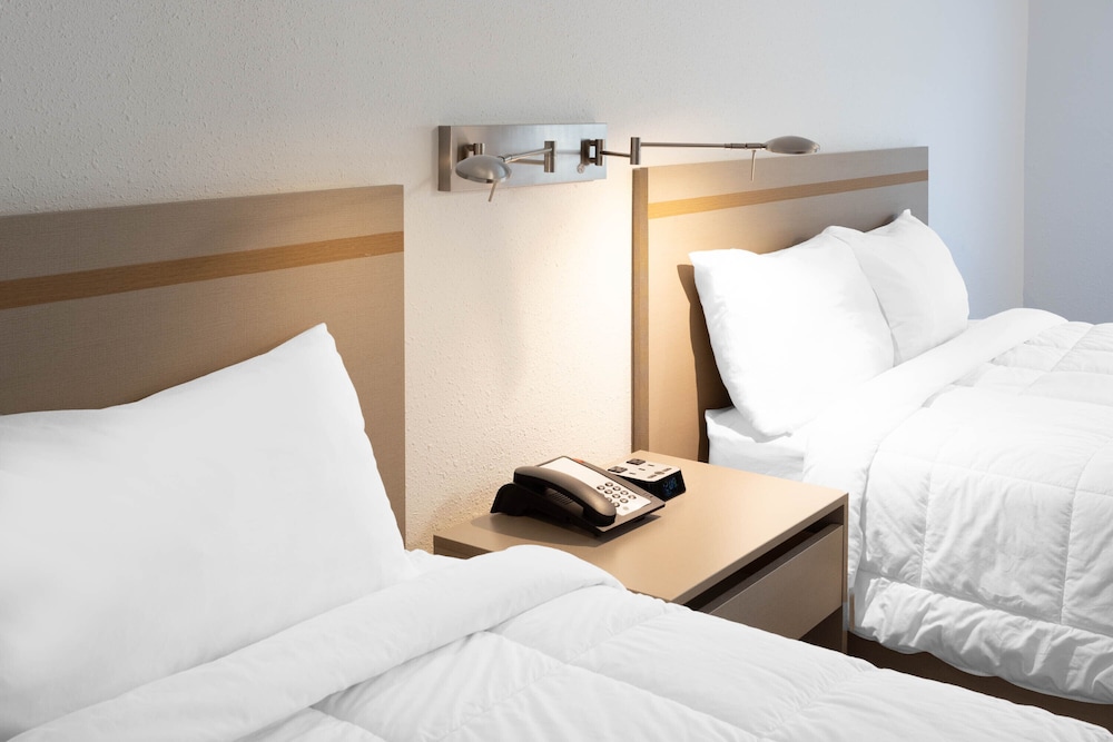 Travelodge by Wyndham Elkhart 19/54