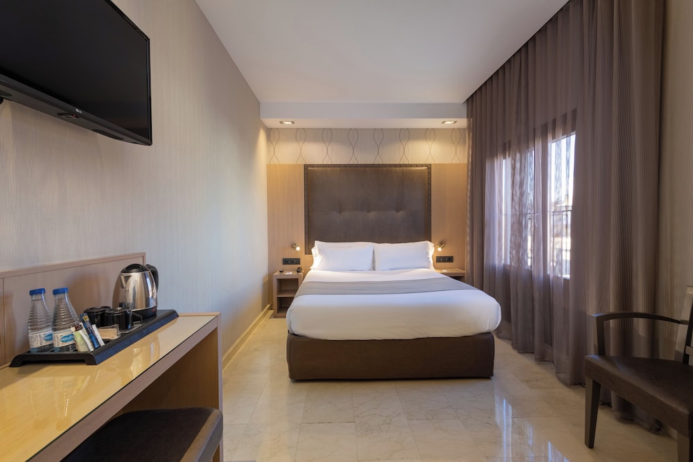 Room, Single, Twin Beds, Gran Hotel Barcino 2/10