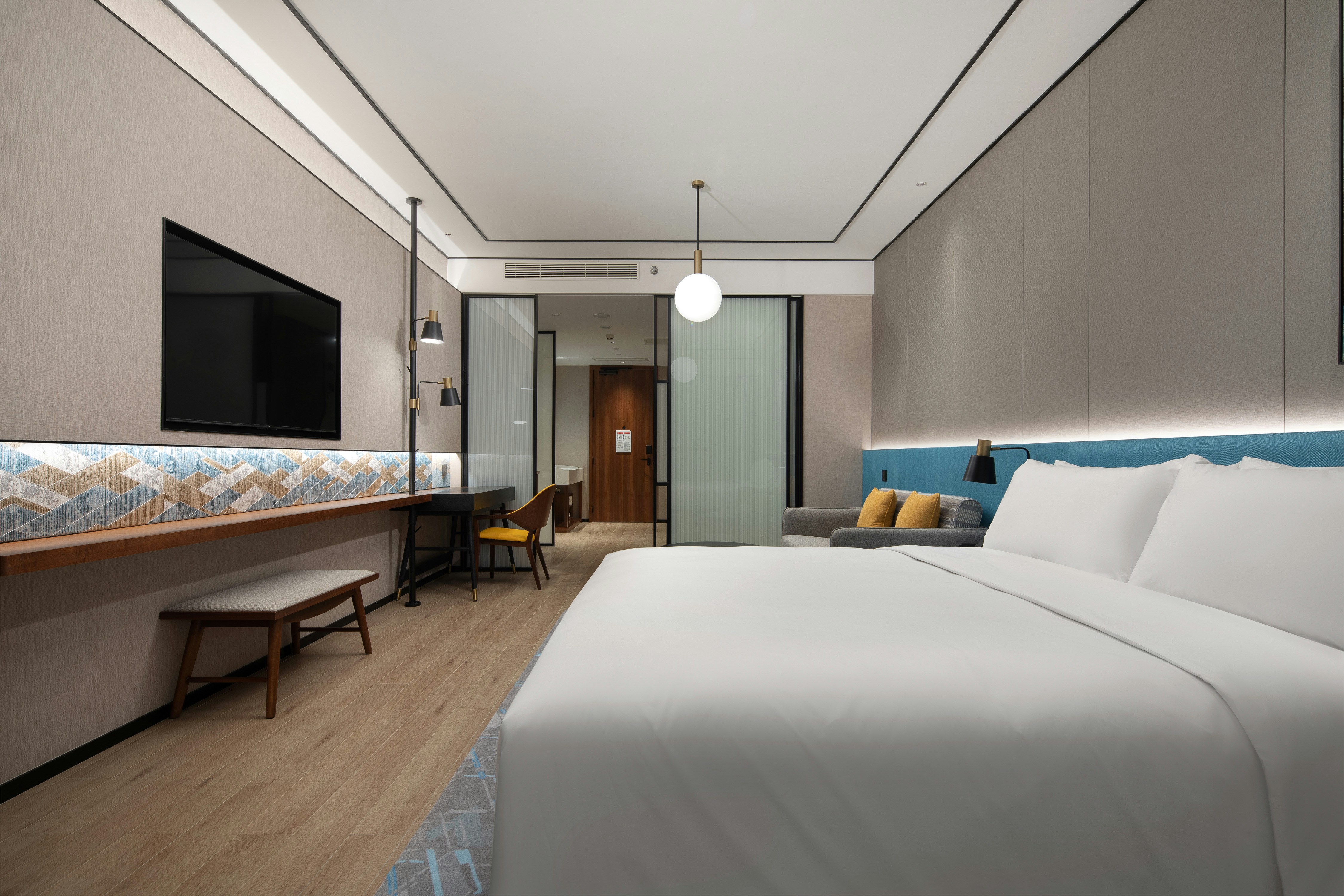 DELUXE, KING BED