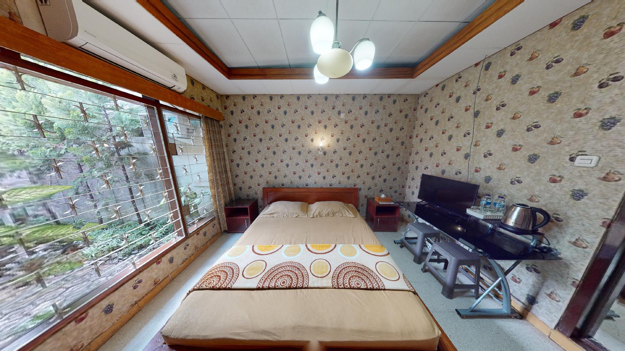 غرفة بسرير كينج بإطلالة على الحديقة، Gio Guesthouse Bogor 2/2