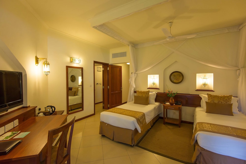 Sea Cliff Resort and Spa Hotel 12/80