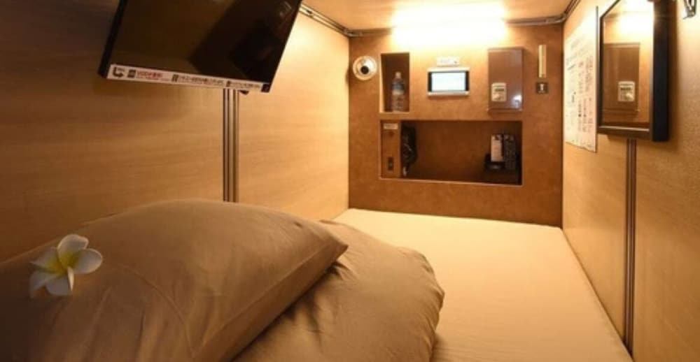 CAPSULE, MALE DORM