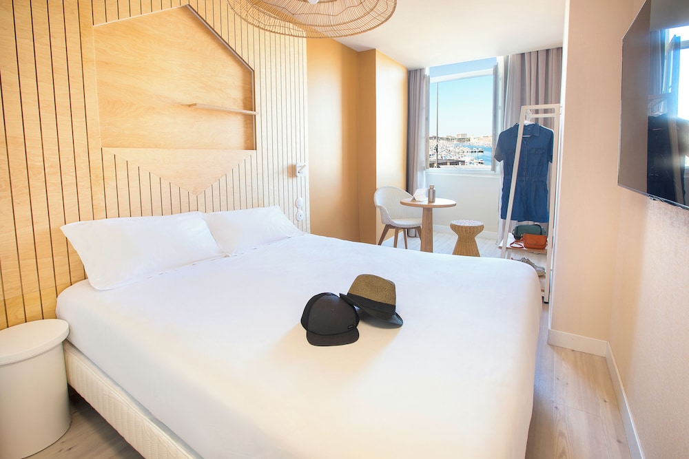 ROOM, DOUBLE BED, HARBOUR VIEW