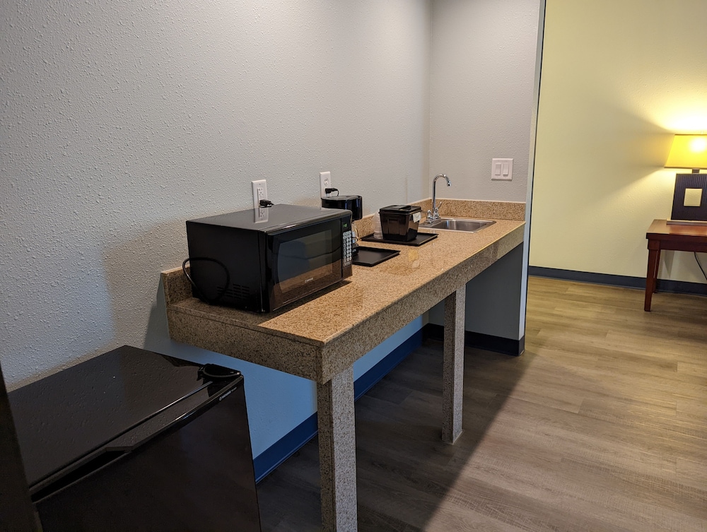 La Quinta Inn & Suites by Wyndham Fort Worth NE Mall 49/52