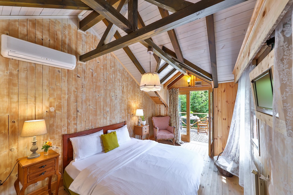 BUNGALOW, KING BED, BALCONY