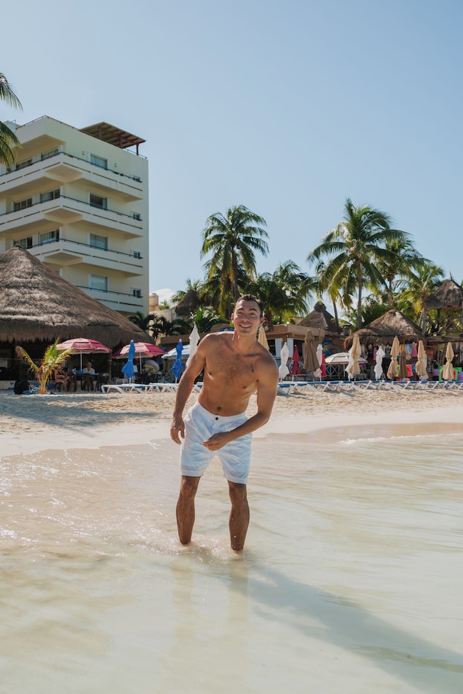 Ixchel Beach Hotel 40/50