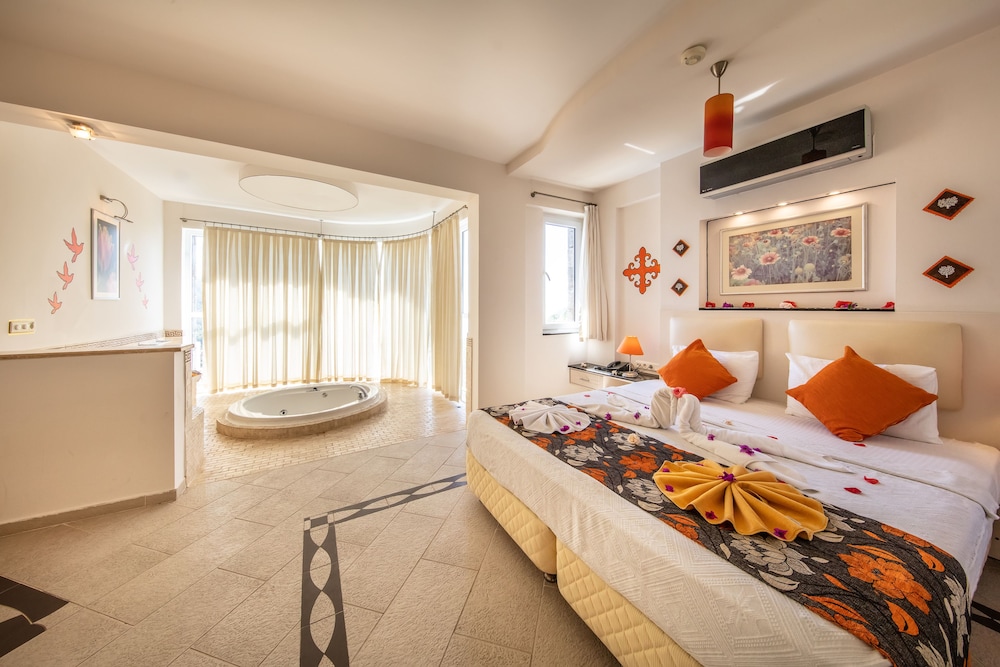 Tropical Deluxe Hotel 19/50