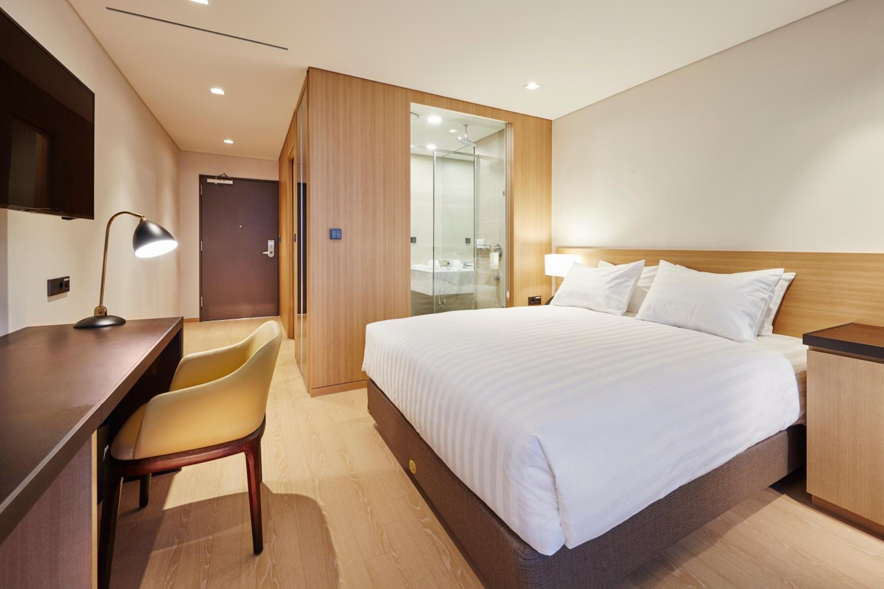 Deluxe, 2 Double Beds, King Bed, Lake View, Pool Access