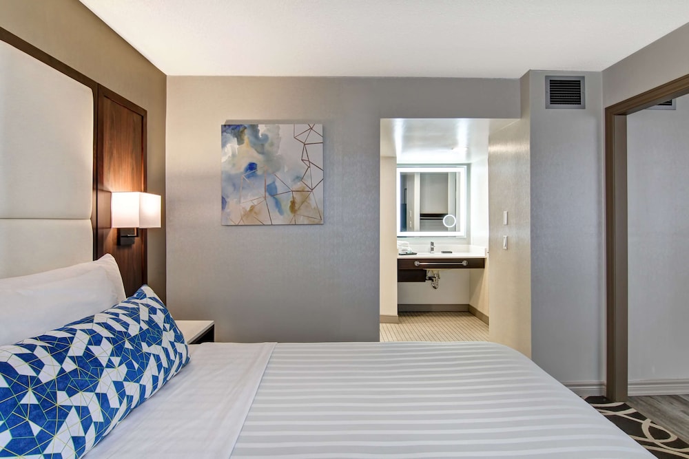 Lifestyle, Suite, Queen Bed, Sofa, Accessible