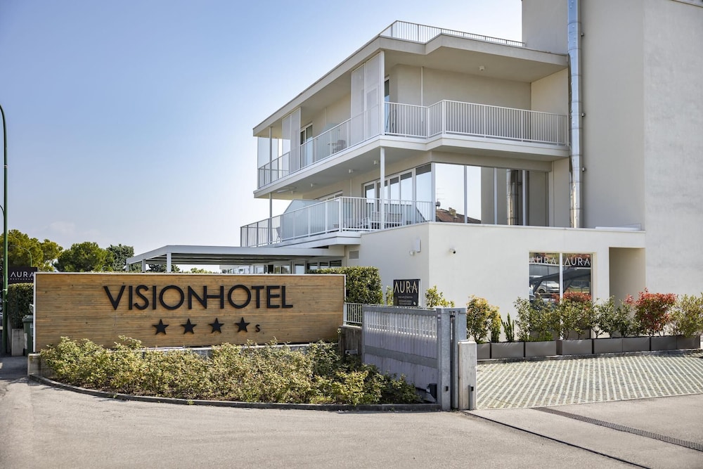 Vision Hotel 4/50