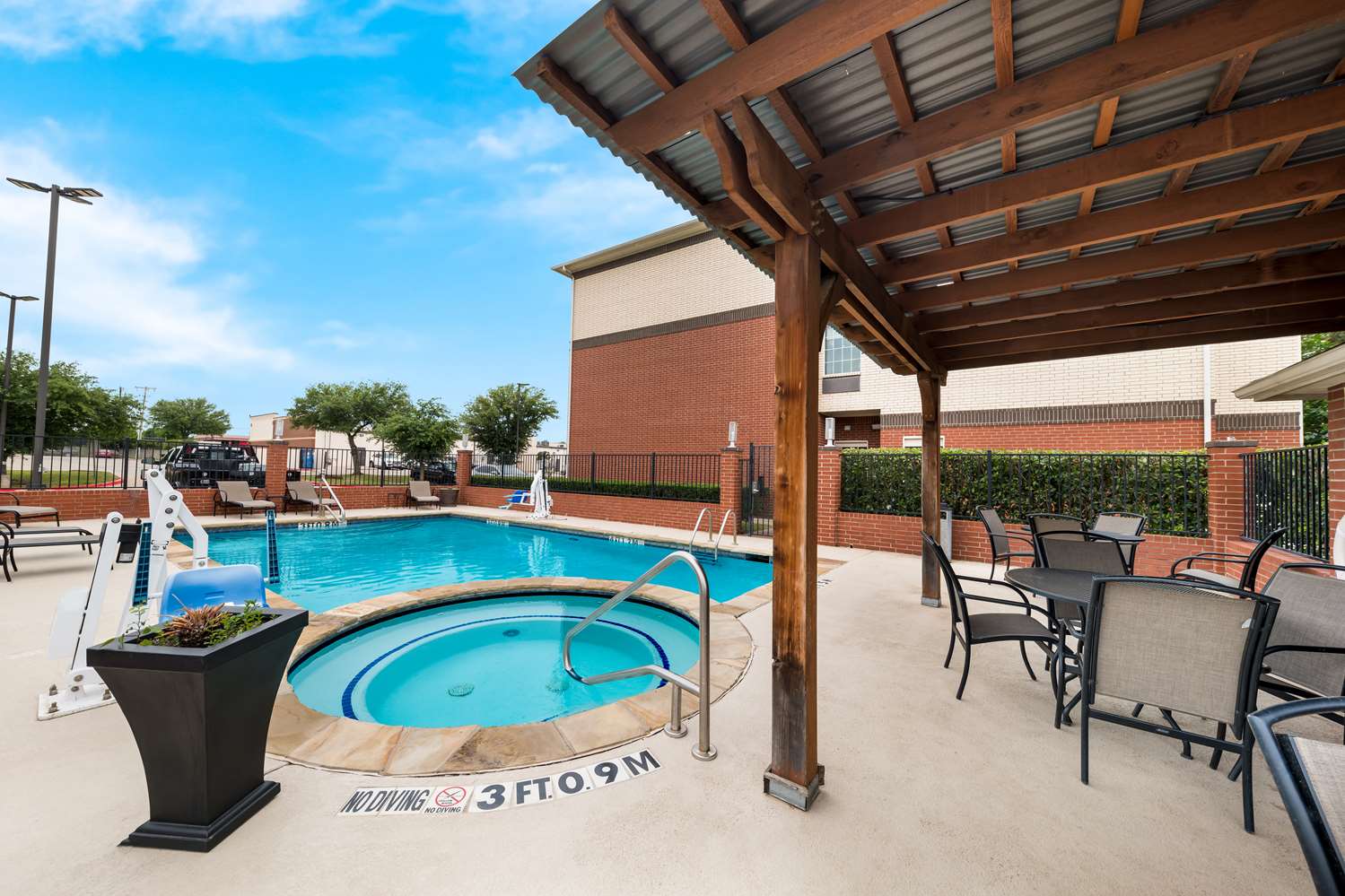 Best Western Plus Lake Dallas Inn & Suites 26/27