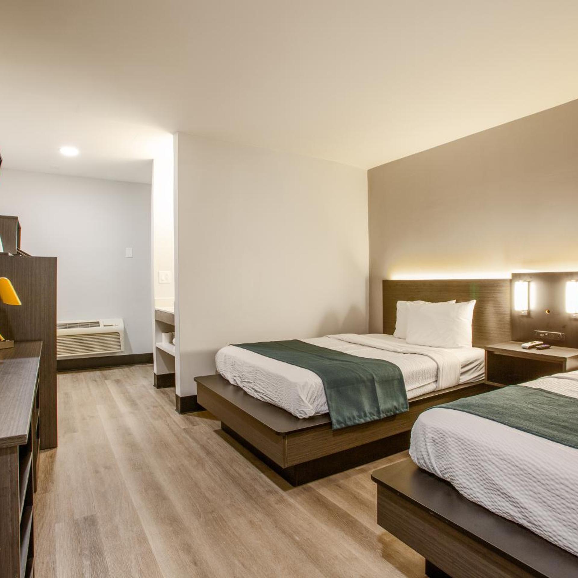 2 Queen Beds - Non-Smoking, Micfridge