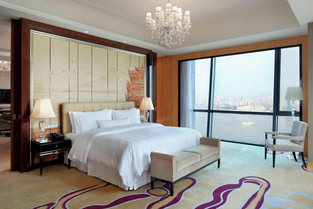 Suite, King Bed, River View, Executive Lounge Access, Large, High Floor