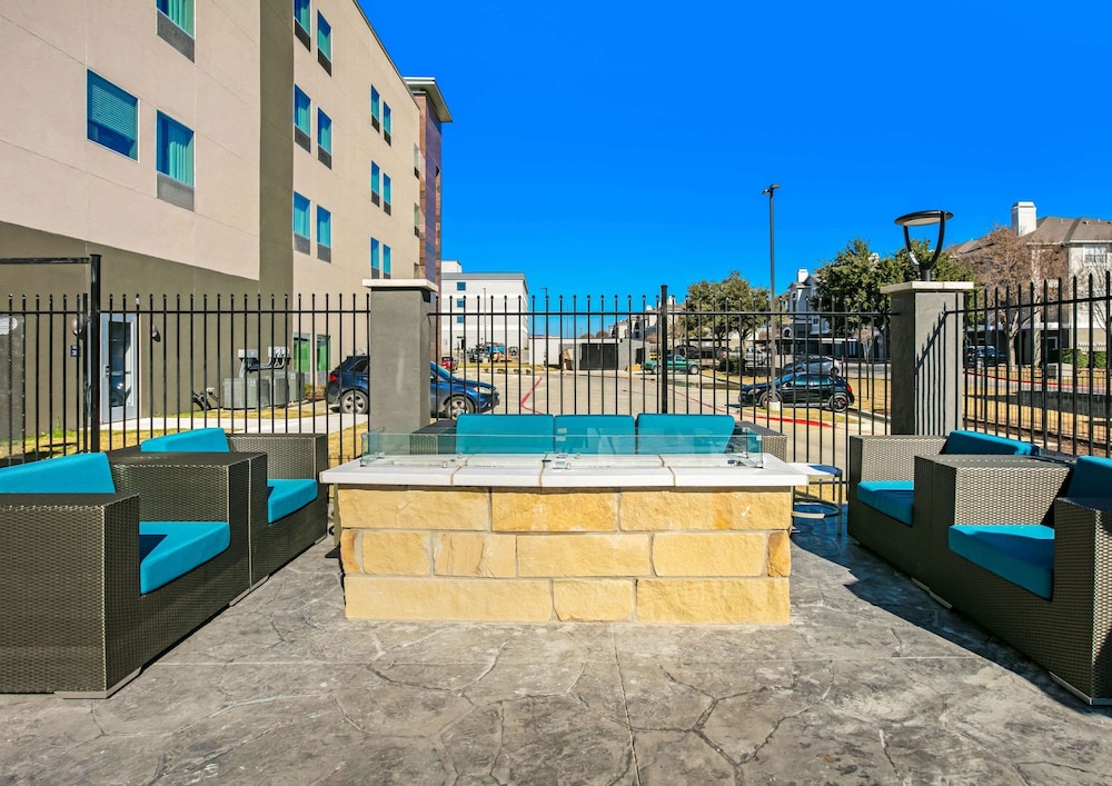 La Quinta Inn & Suites by Wyndham DFW West-Glade Parks 5/47