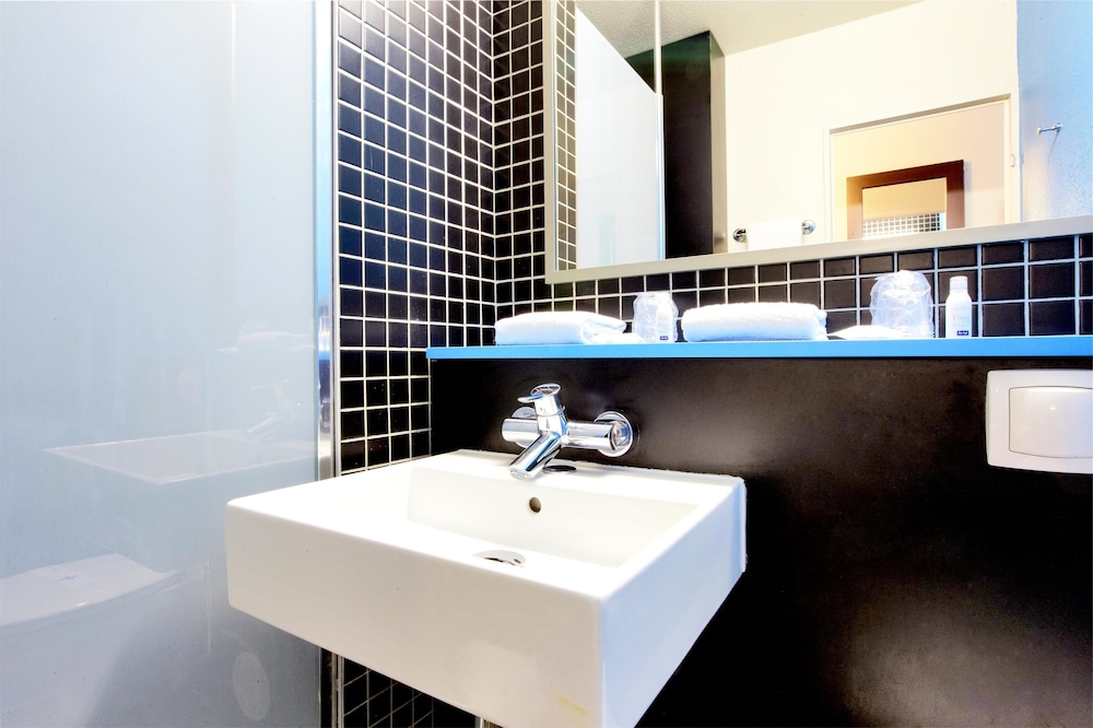 KYRIAD VIRY CHATILLON 33/33