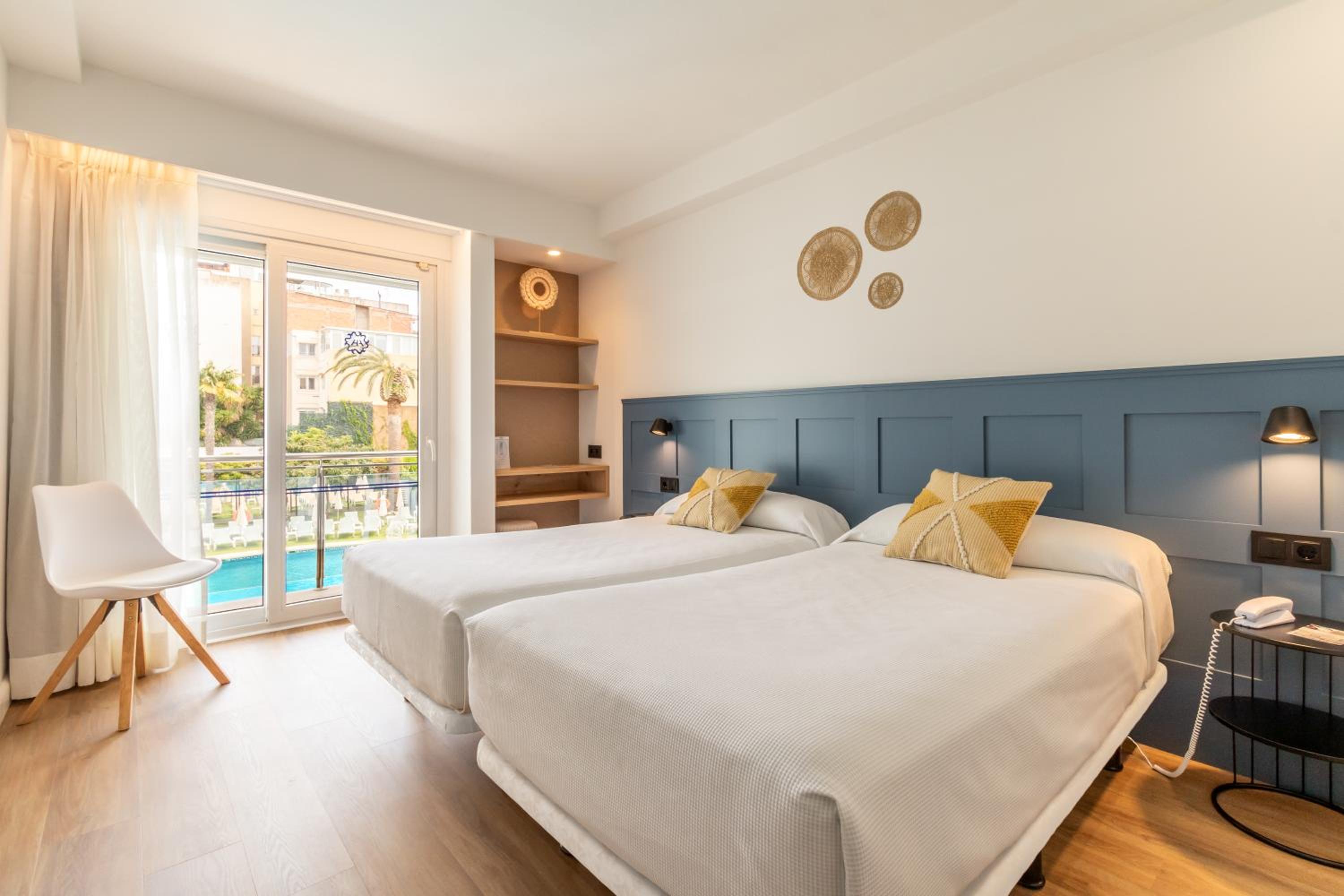 Room, Twin Beds, Pool View