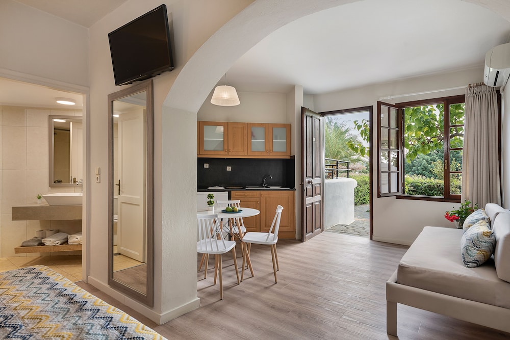 Alianthos Suites 8/50