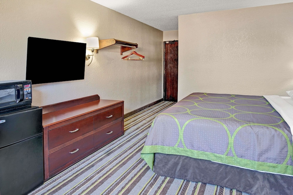 Super 8 By Wyndham Roseville/Detroit Area 14/44