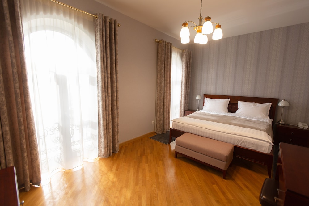 Latar Hotel Complex 23/67