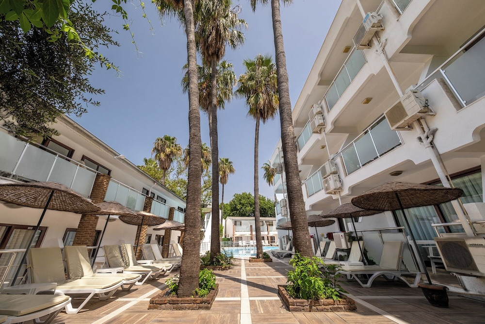 Tropic Hotel Side 37/51