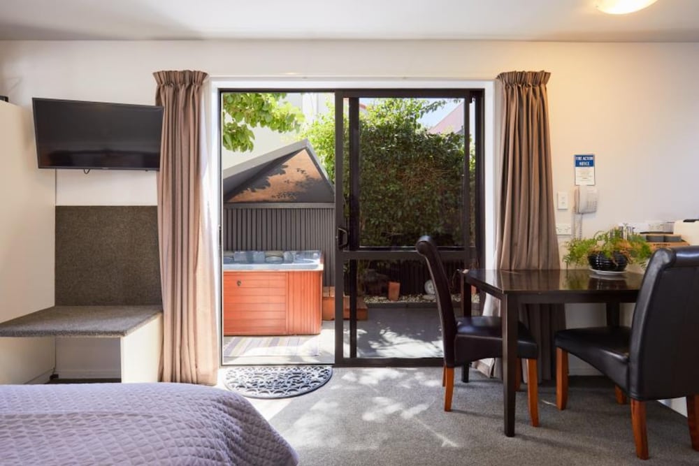 blenheim palms motel