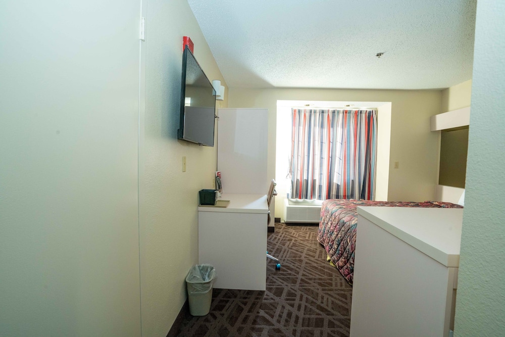 Regency Inn & Suites DFW 29/36