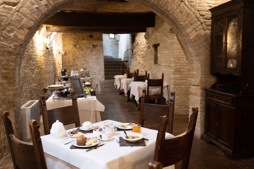 Castello Di Montegridolfo Spa Resort 70/89
