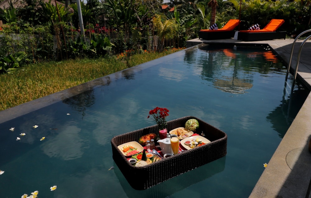 The Sender Pool Suite 41/50