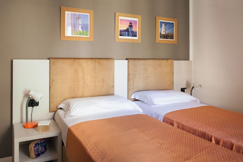 ROOM, TWIN BEDS