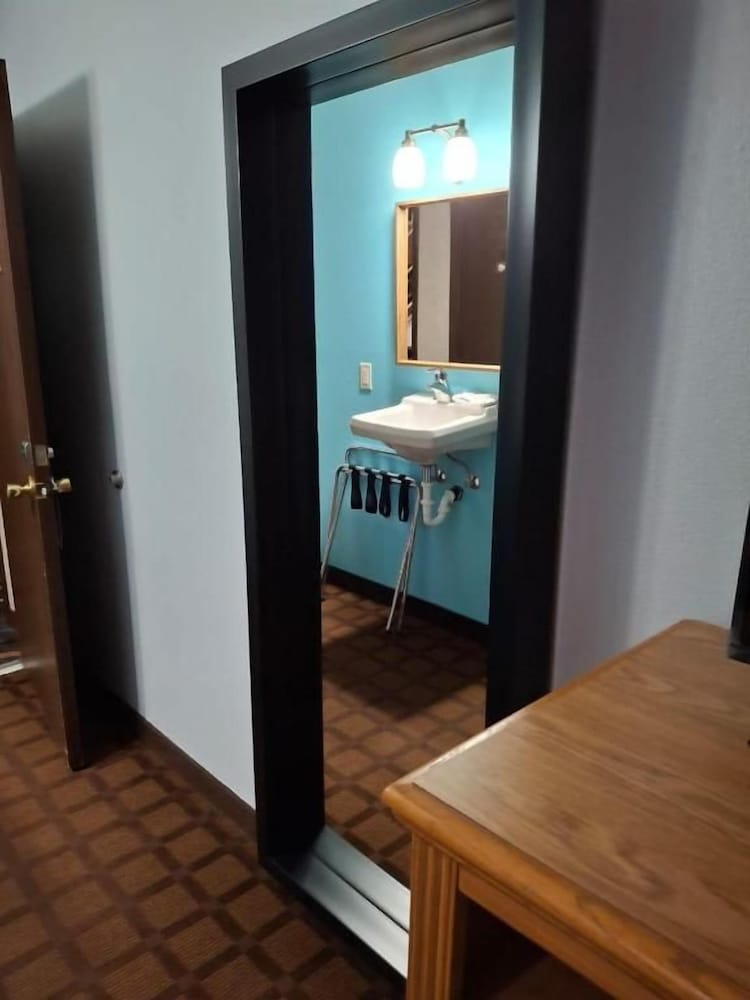 McGoverns Hotel and Suites 34/45
