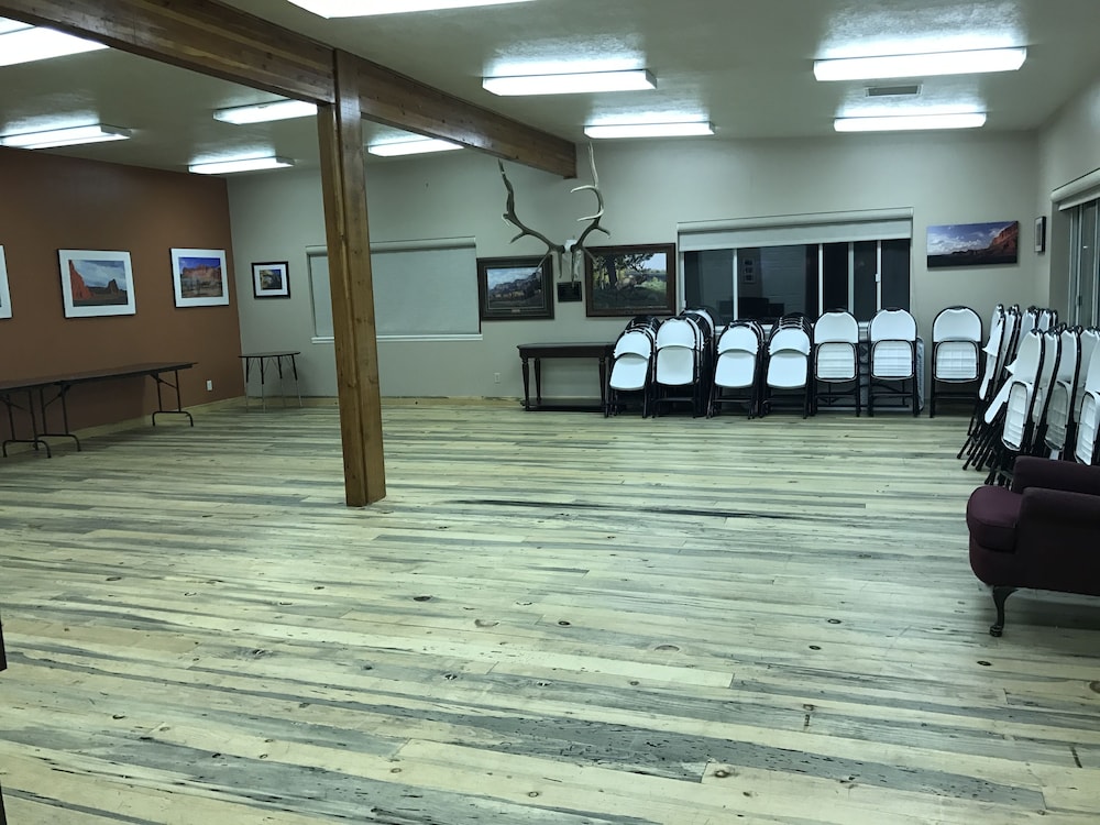 Broken Spur Inn And Steakhouse 40/72