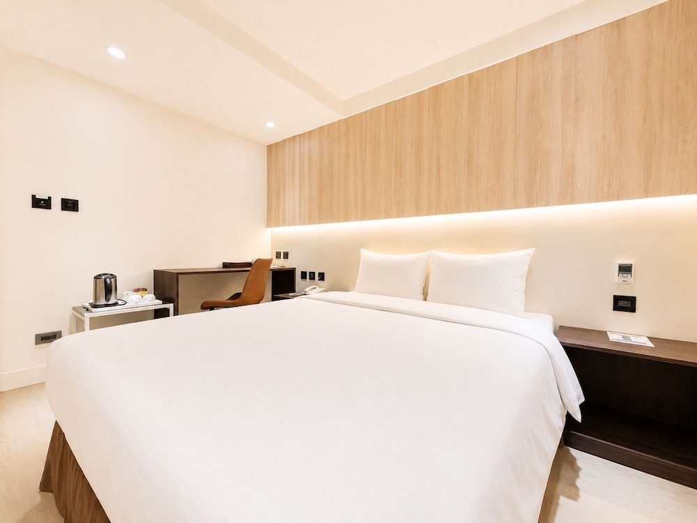 Room, Double Bed, No Window