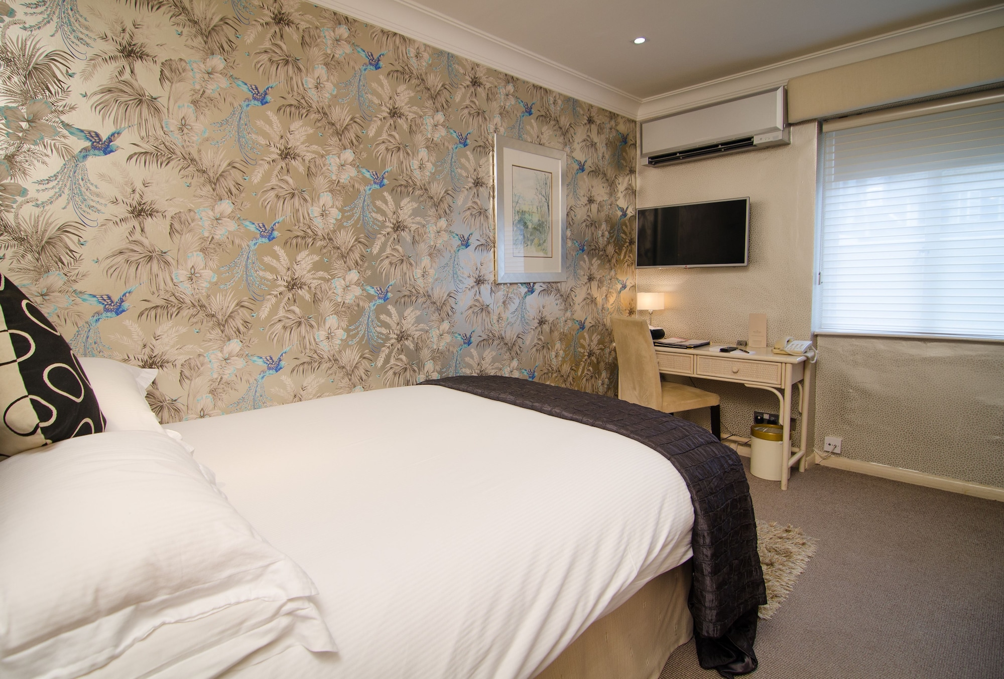 ROOM, SINGLE