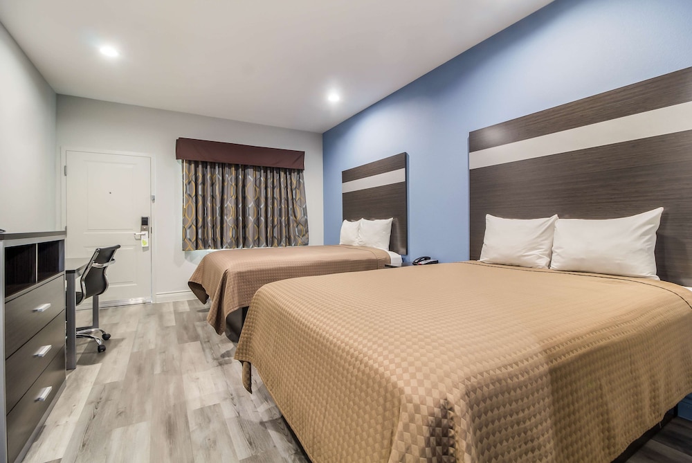 2 Queen Beds - Smoking, Kitchen