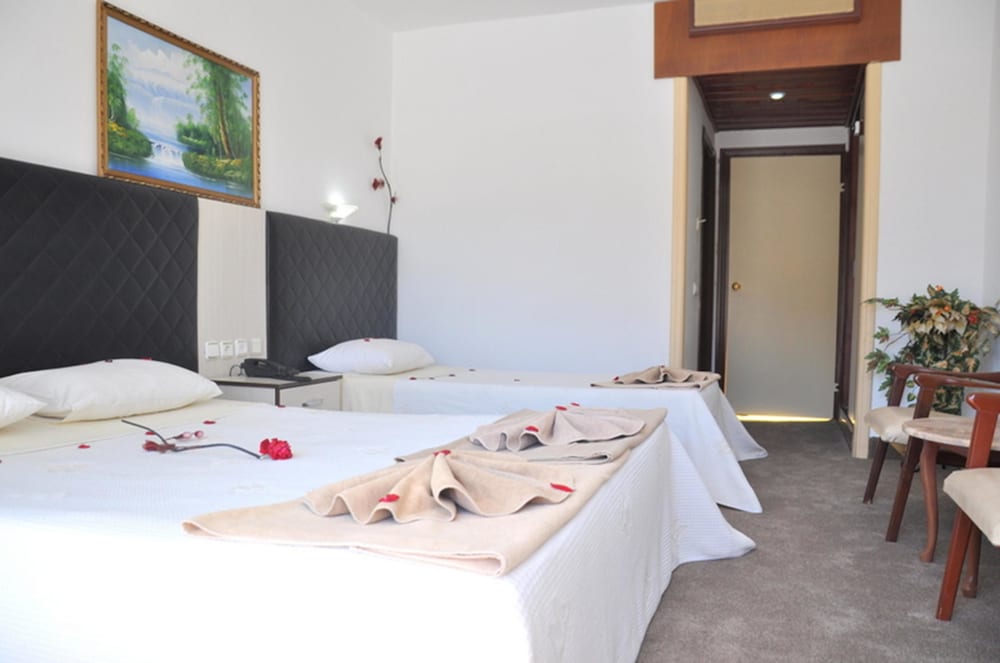 Mustis Royal Plaza Hotel 20/35