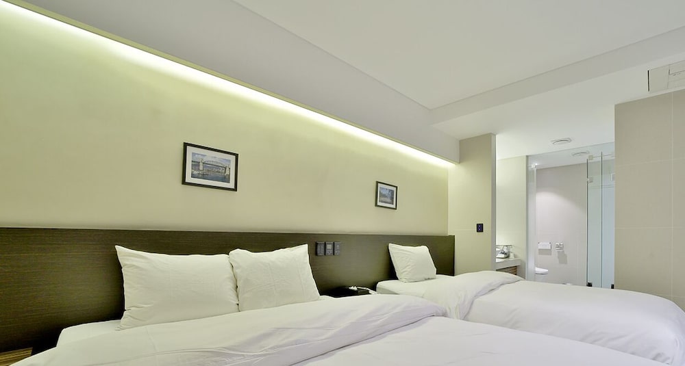 Golden Hotel 12/46